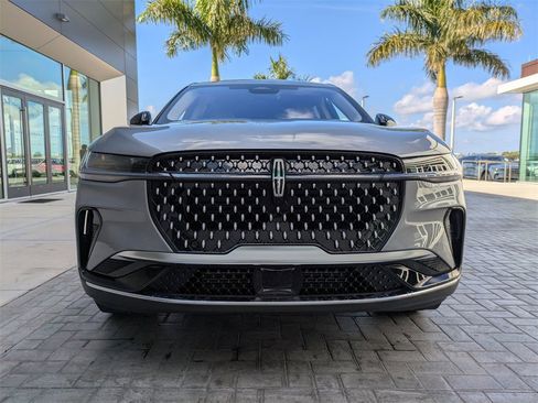 Certified 2025 Lincoln Nautilus Premier image 9