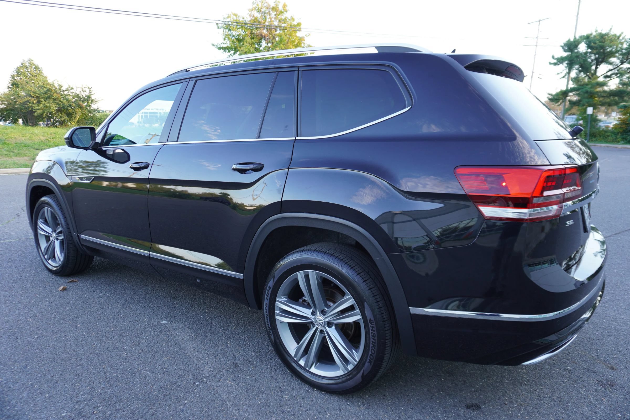 Used 2019 Volkswagen Atlas SEL R-Line AWD/4WD image 4