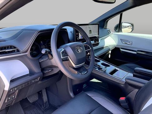 Used 2025 Toyota Sienna XSE FWD image 17