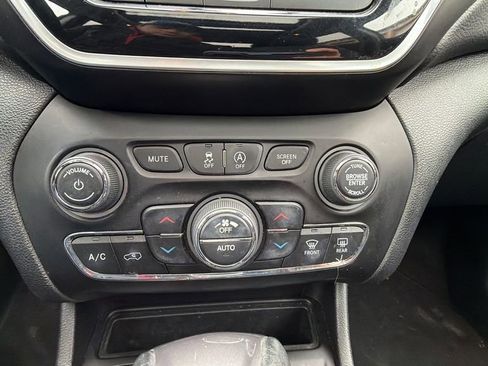 Used 2020 Jeep Cherokee Limited image 22