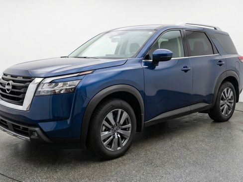 Used 2025 Nissan Pathfinder SV image 3
