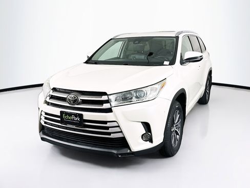 Used 2018 Toyota Highlander XLE AWD/4WD image 3