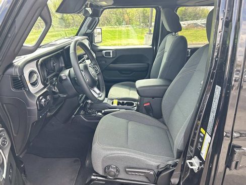 Used 2025 Jeep Wrangler Sahara image 22