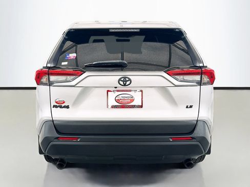 Used 2022 Toyota RAV4 LE FWD image 5
