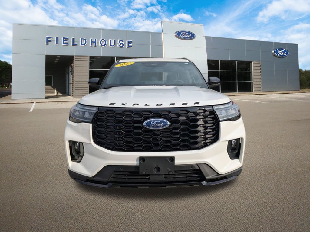 Used 2025 Ford Explorer ST-Line w/ ST-Line Street Pack AWD/4WD image 9