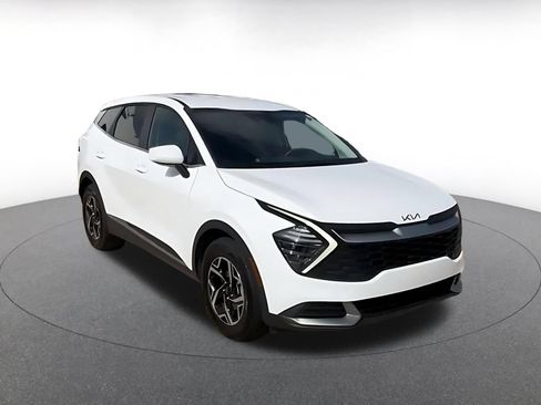 Used 2025 Kia Sportage LX FWD image 3