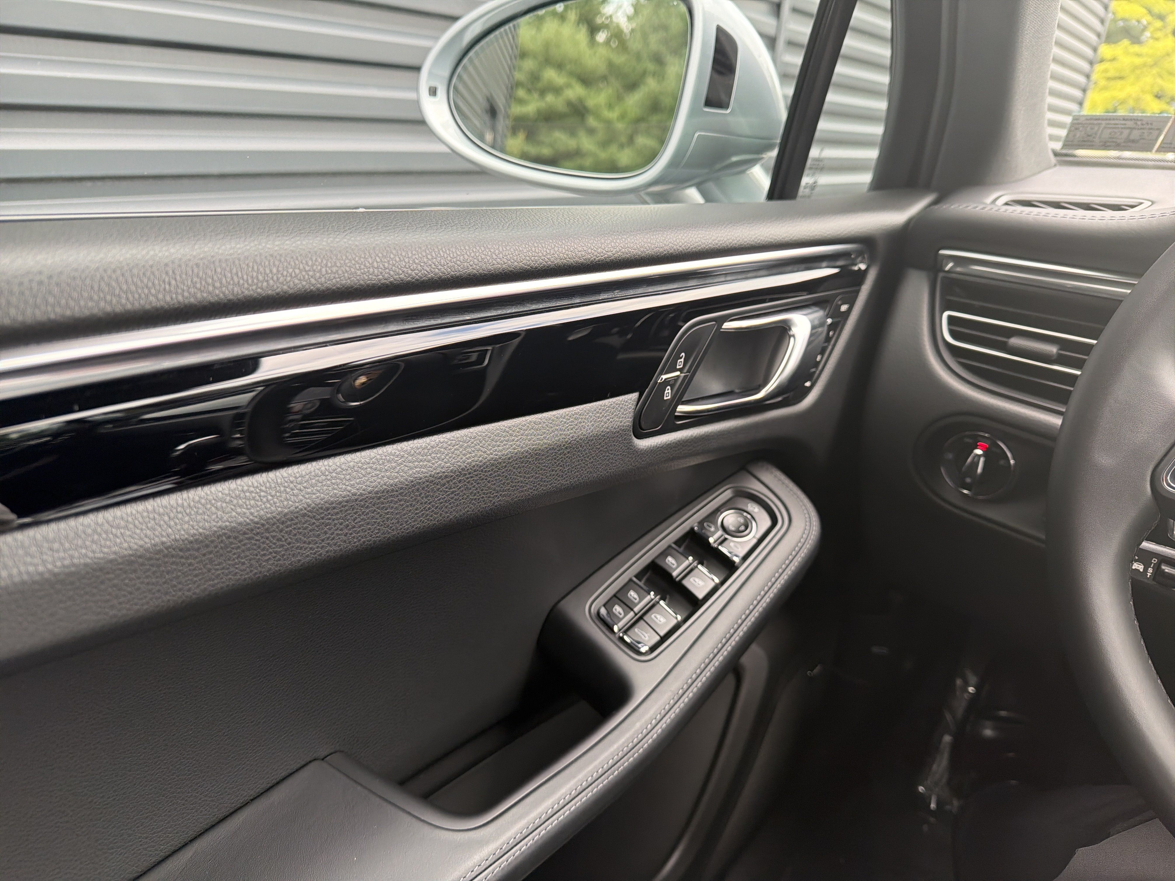 Certified 2026 Porsche Macan AWD/4WD image 13