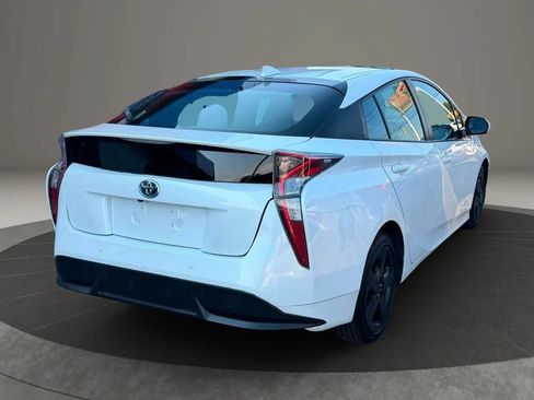 Used 2018 Toyota Prius Four Touring FWD image 4