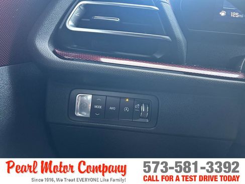 Used 2025 Chevrolet Traverse RS image 14