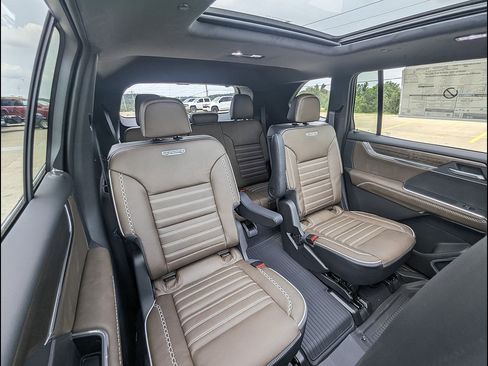 New 2026 GMC Acadia Denali Ultimate w/ LPO, Floor Liner Package AWD/4WD image 14