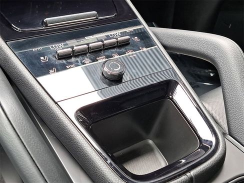 Used 2025 Porsche Cayenne image 33