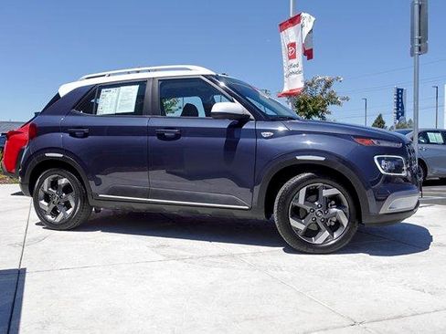 Used 2021 Hyundai Venue FWD image 4