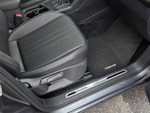 Certified 2023 Volkswagen Tiguan SE R-Line FWD image 58