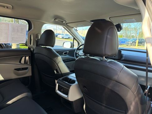 Used 2024 Kia Carnival LX FWD image 15