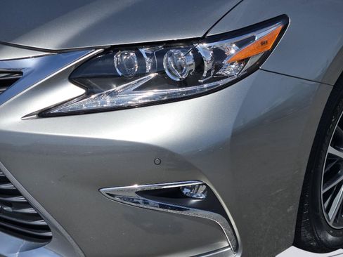Used 2018 Lexus ES 350 w/ Luxury Package w/Wood Trim FWD image 9