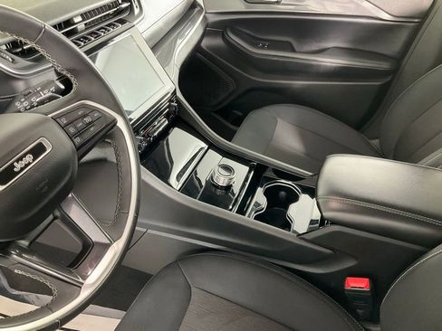 Used 2023 Jeep Grand Cherokee Laredo image 12