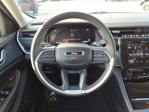 Used 2024 Jeep Grand Cherokee Laredo image 14