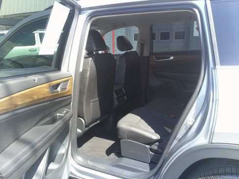 Used 2025 Volkswagen Atlas SE AWD/4WD image 24