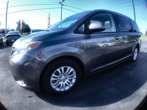Used 2014 Toyota Sienna XLE image 1