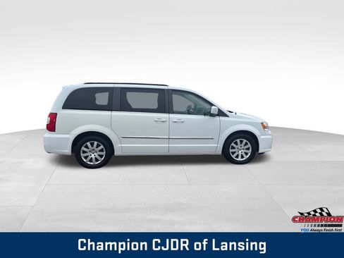 Used 2016 Chrysler Town & Country Touring image 5