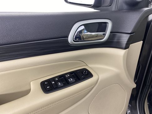 Used 2019 Jeep Grand Cherokee Laredo AWD/4WD image 15