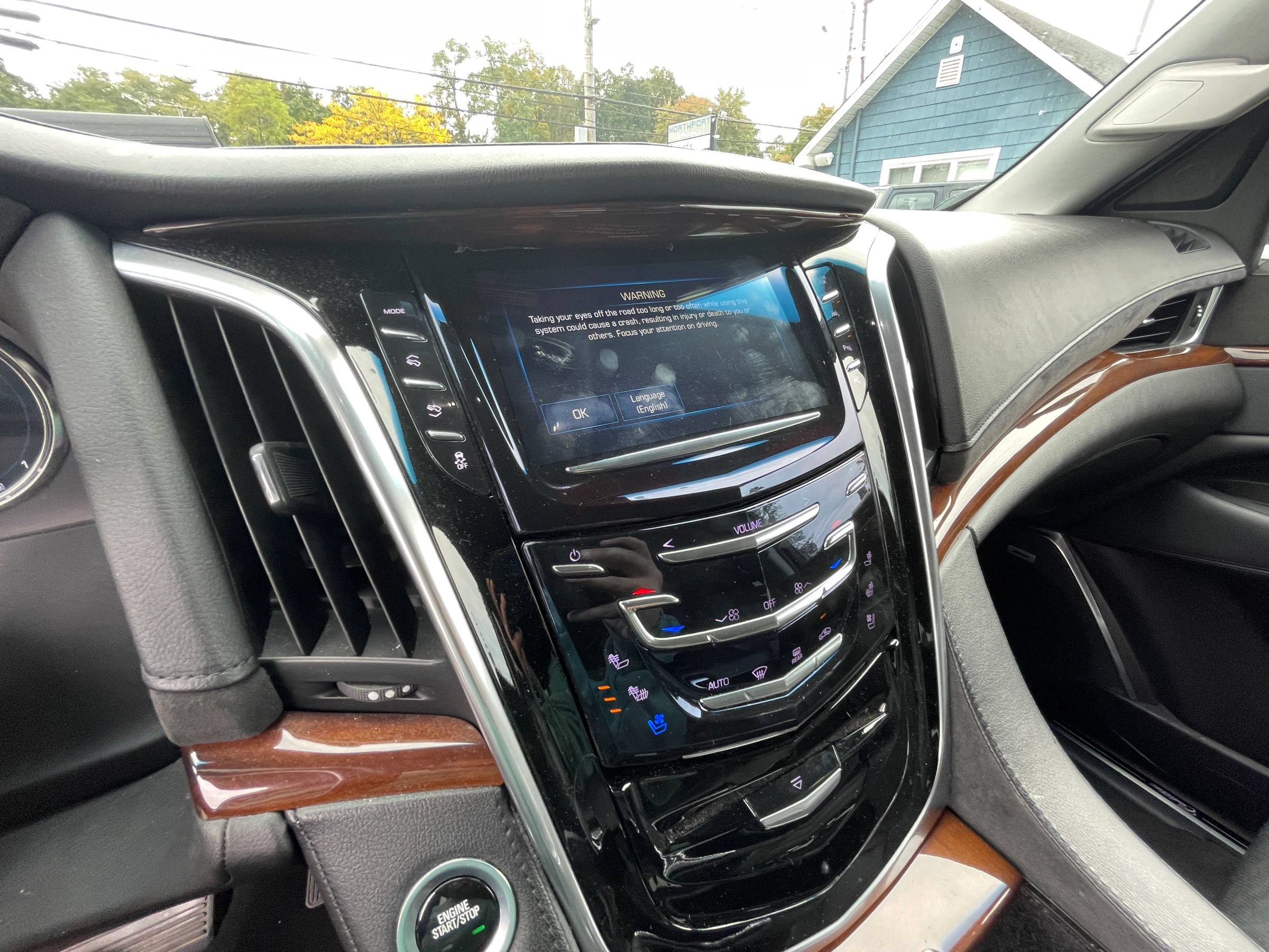 Used 2018 Cadillac Escalade Luxury AWD/4WD image 13