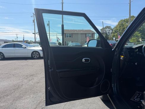 Used 2016 Kia Soul + w/ Audio Package FWD image 9