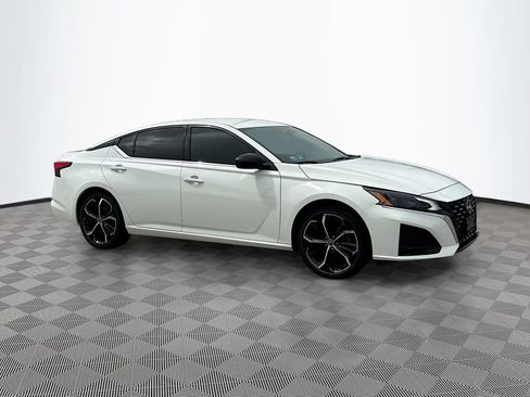 Used 2024 Nissan Altima 2.5 SR FWD image 3