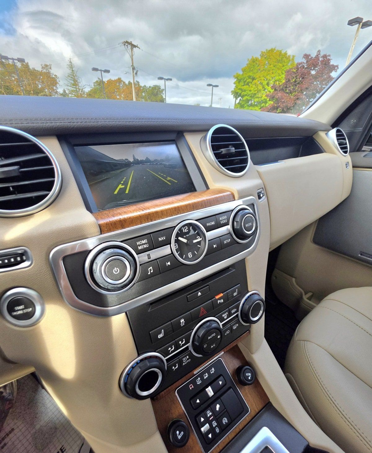 Used 2016 Land Rover LR4 HSE Silver Edition AWD/4WD image 17