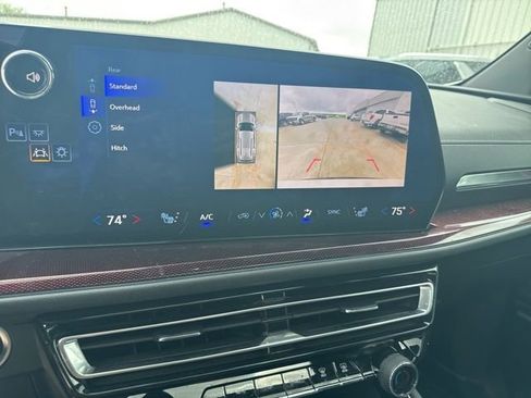 Used 2025 Chevrolet Traverse Z71 w/ Enhanced Driving Package AWD/4WD image 3