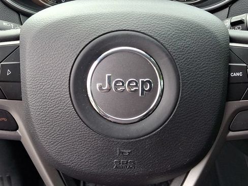 Used 2019 Jeep Cherokee Latitude Plus w/ Comfort/Convenience Group FWD image 21
