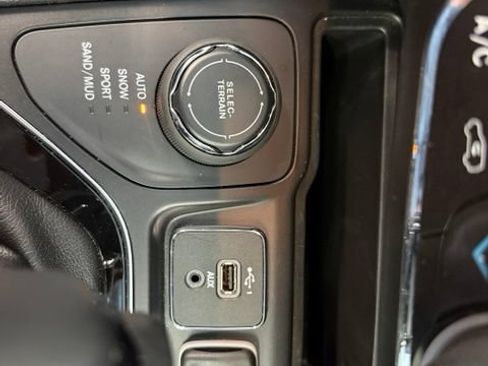 Used 2019 Jeep Cherokee Latitude Plus AWD/4WD image 14