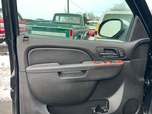 Used 2013 Chevrolet Avalanche LTZ image 8