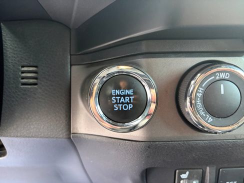 Used 2022 Toyota Tacoma TRD Off-Road AWD/4WD image 20