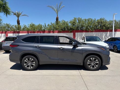 Used 2021 Toyota Highlander XLE FWD image 3