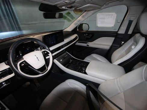 Used 2025 Lincoln Aviator AWD image 2