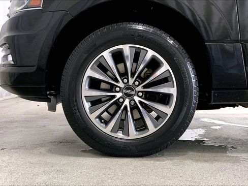 Used 2017 Lincoln Navigator Select RWD image 7