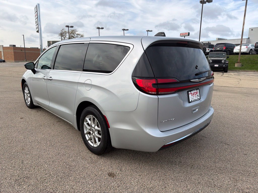 Used 2024 Chrysler Pacifica Touring-L FWD image 7