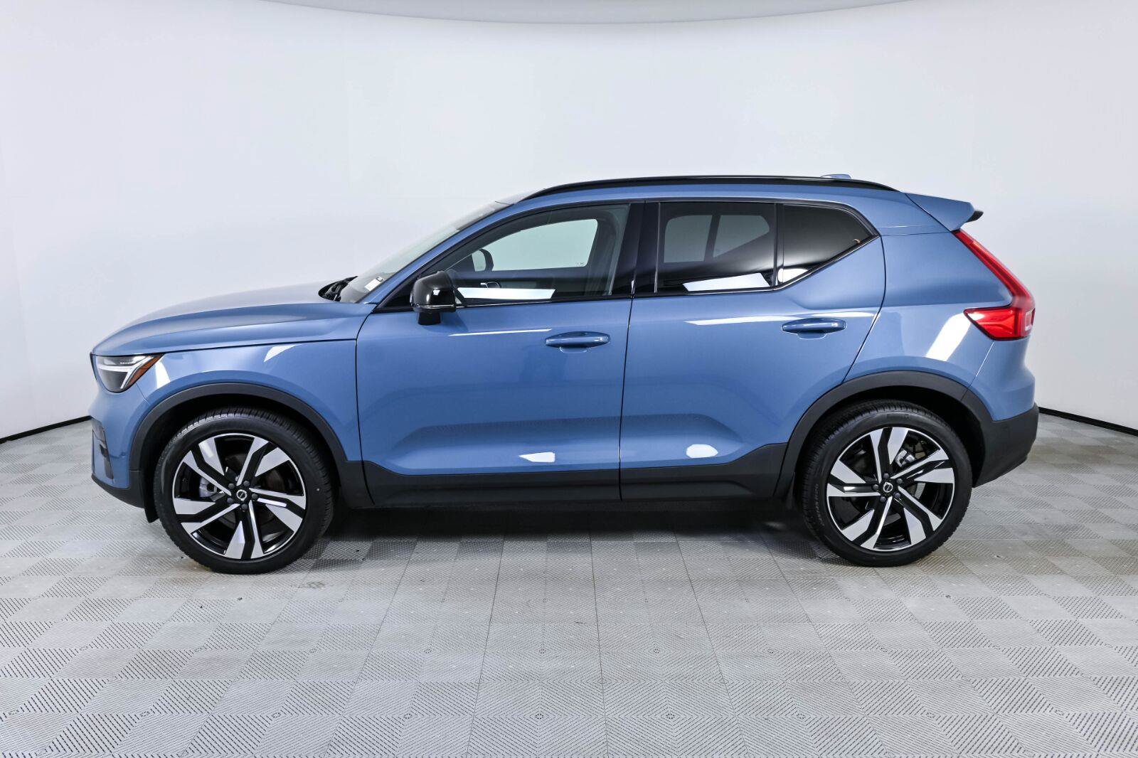 Used 2024 Volvo XC40 B5 Plus w/ Protection Package Premier AWD/4WD image 2