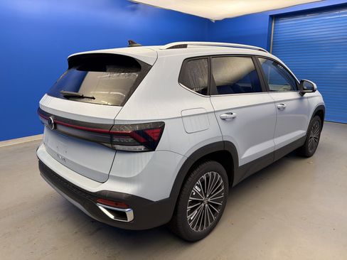 New 2026 Volkswagen Taos SE image 7