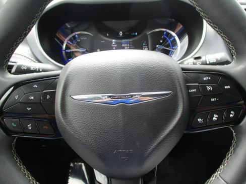 Used 2024 Chrysler Pacifica Limited FWD image 18