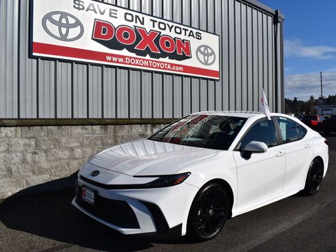 Certified 2025 Toyota Camry SE w/ Convenience Package image 1