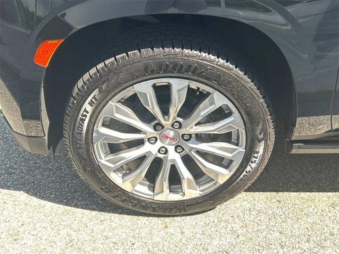 Used 2022 GMC Yukon XL Denali image 9