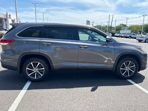 Used 2017 Toyota Highlander XLE AWD/4WD image 8