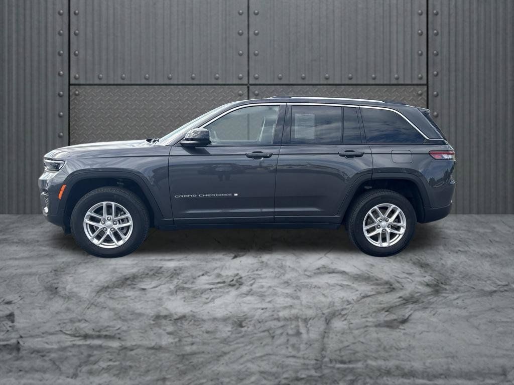 Used 2023 Jeep Grand Cherokee Laredo AWD/4WD image 4