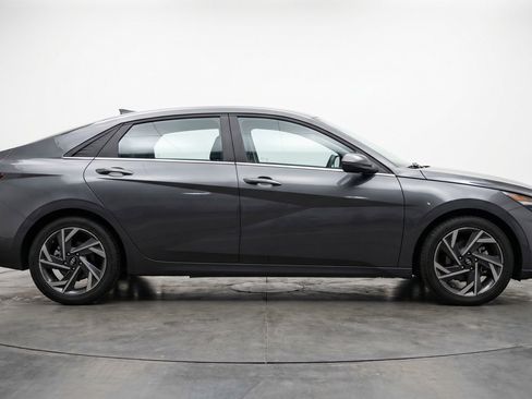 Used 2025 Hyundai Elantra SEL FWD image 11