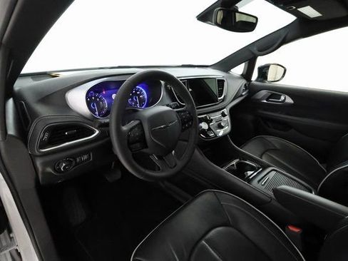 Used 2025 Chrysler Pacifica Limited image 9