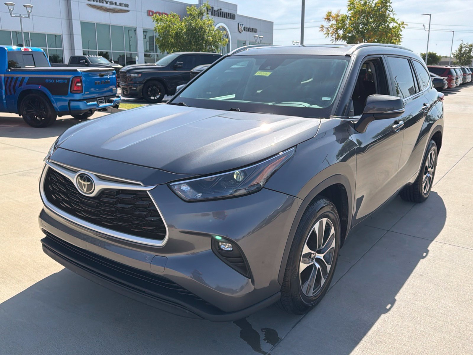 Used 2024 Toyota Highlander XLE FWD image 9