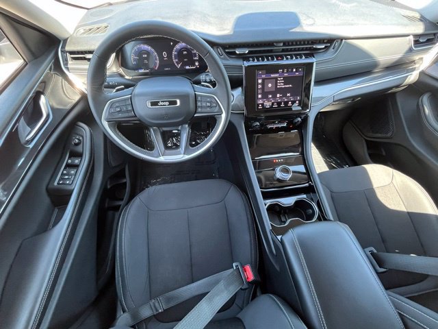 Used 2023 Jeep Grand Cherokee Laredo AWD/4WD image 10