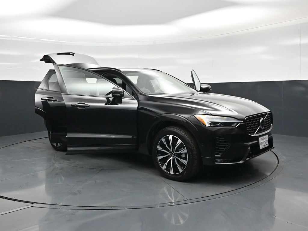 Used 2025 Volvo XC60 B5 Plus AWD/4WD image 34